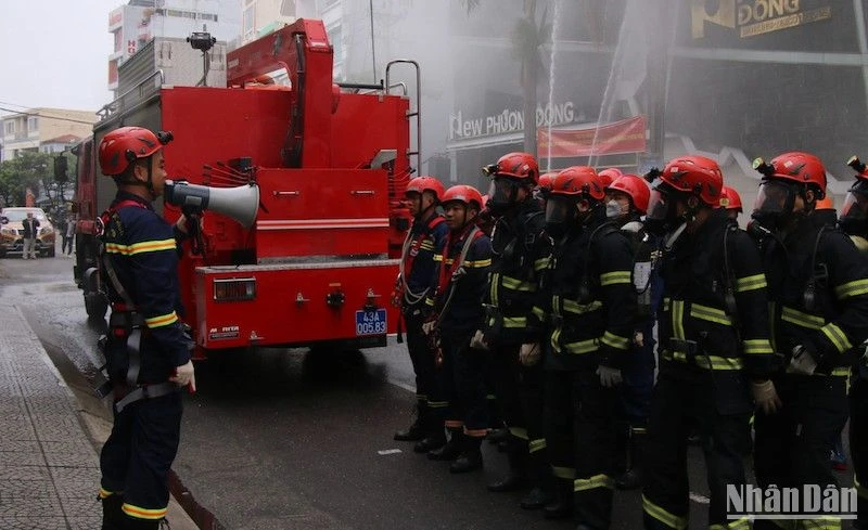 Tổ chữa cháy và cứu nạn, cứu hộ đặc biệt - Cảnh sát phòng cháy, chữa cháy và cứu nạn, cứu hộ, Công an thành phố Đà Nẵng tham gia diễn tập.