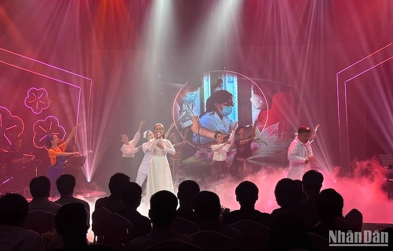 Các nghệ sĩ Nhà hát Trưng Vương biểu diễn các tiết mục đặc sắc trong chương trình. 