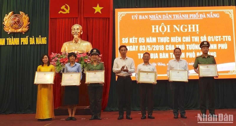 Phó Chủ tịch Ủy ban nhân dân thành phố Đà Nẵng Trần Chí Cường trao tặng bằng khen của Chủ tịch thành phố Đà Nẵng cho các tập thể, cá nhân có thành tích xuất sắc trong thực hiện Chỉ thị số 01.