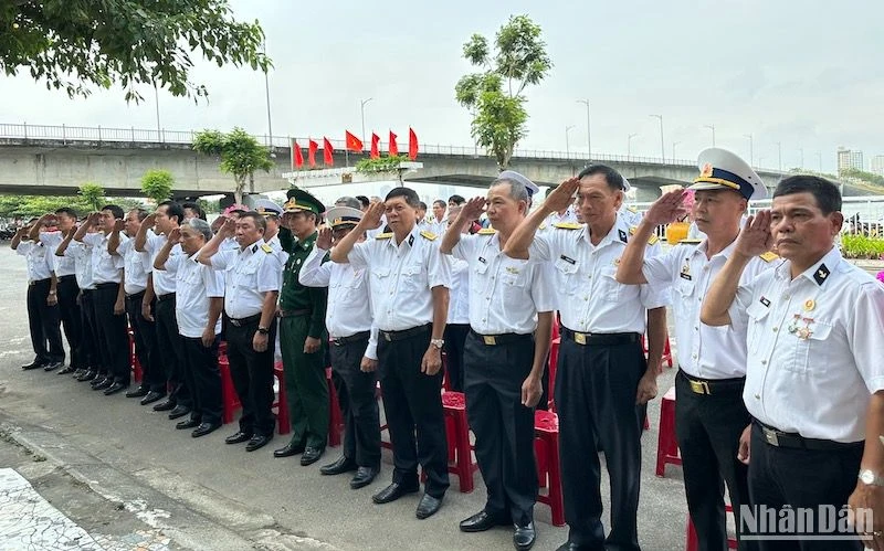 Hội cựu chiến binh Hải quân thành phố Đà Nẵng tri ân các anh hùng, liệt sĩ sự kiện Gạc Ma 14/3/1988. (Ảnh: ANH ĐÀO)