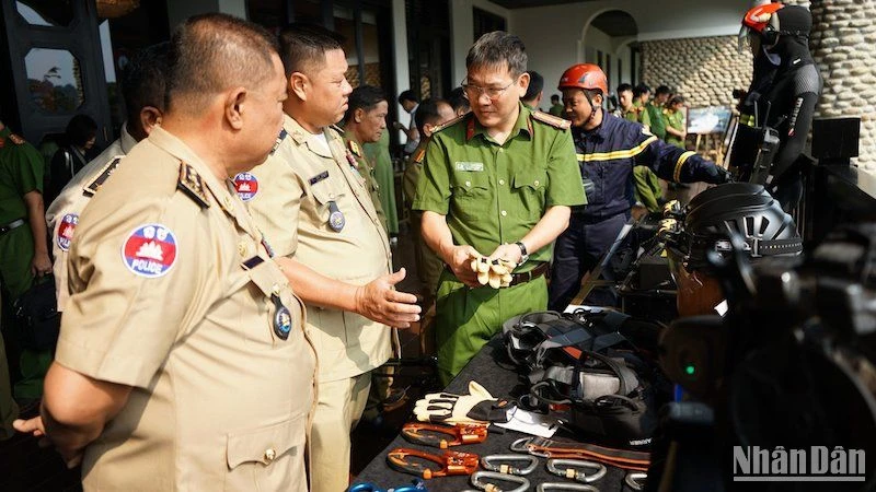 Các đại biểu tham quan khu vực trưng bày các thiết bị phòng cháy, chữa cháy của Việt Nam. (Ảnh: ANH ĐÀO)
