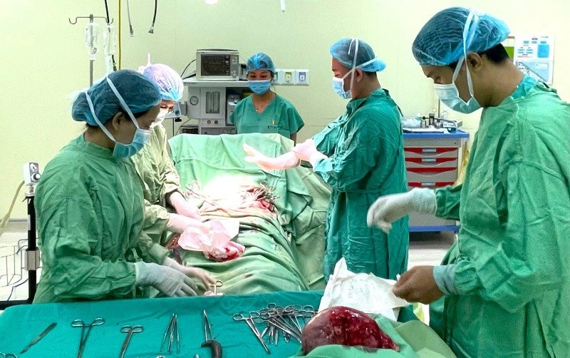 Các bác sĩ Bệnh viện 199 Bộ Công an đóng tại Đà Nẵng phẫu thuật cắt bỏ khối u xơ tử cung cứu sống bệnh nhân. (Ảnh Bệnh viện cung cấp)