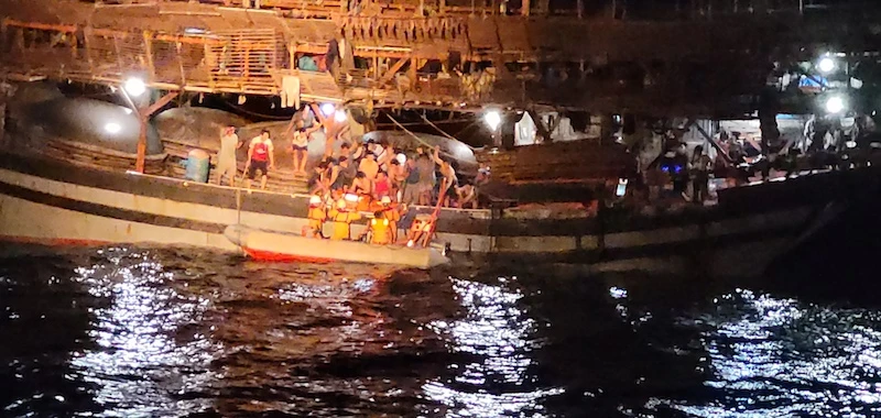 Lực lượng cứu nạn, cứu hộ tàu SAR 412 tiếp cận tàu cá, đưa ngư dân bị nạn về đất liền. Ảnh Trung tâm II.