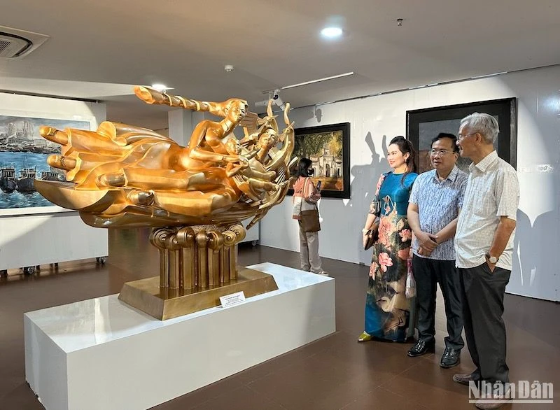 Tác phẩm Cội nguồn hạnh phúc của họa sĩ, nhà điêu khắc Đinh Gia Thắng trưng bày tại triển lãm 'Nắng tháng 4'. (Ảnh: ANH ĐÀO)