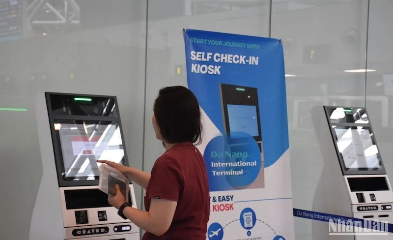 Hành khách quốc tế làm thủ tục tại quầy tự check-in (self-check-in kiosk) chiều ngày 22/4. (Ảnh: ANH ĐÀO)