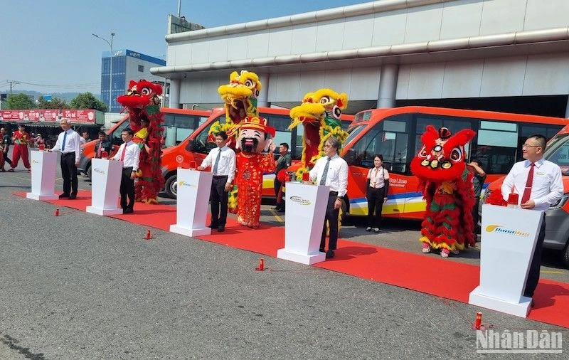 Đà Nẵng mở lại tuyến xe buýt nối tỉnh Quảng Nam, sáng ngày 26/4. (Ảnh: ANH ĐÀO)