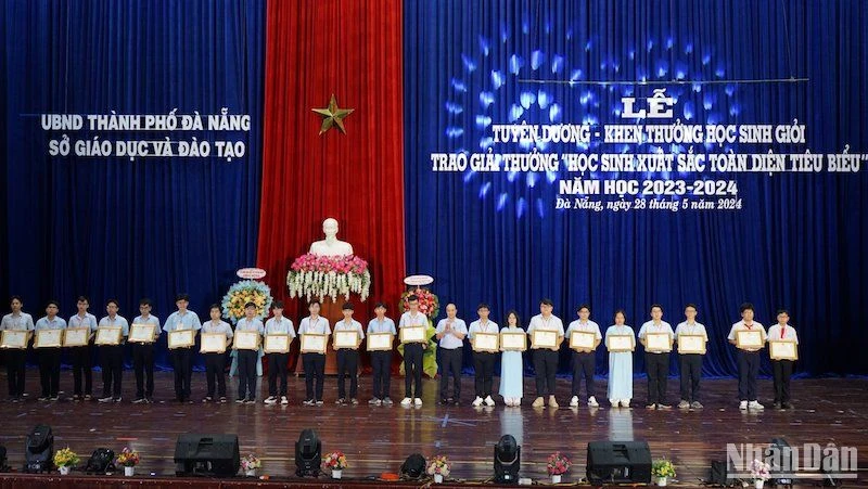 Phó Chủ tịch UBND TP Đà Nẵng Lê Quang Nam trao thưởng cho các học sinh xuất sắc, tiêu biểu. (Ảnh: ANH ĐÀO)