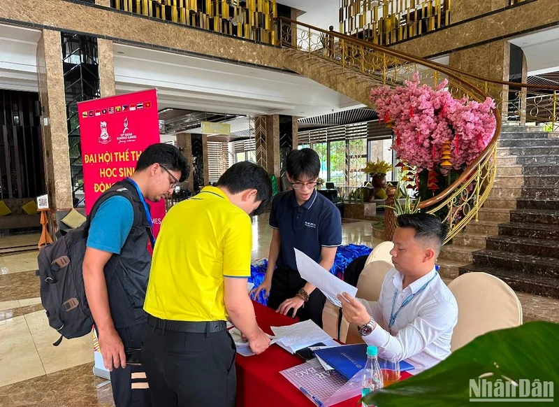 Đại biểu các Đoàn tham dự Đại hội Thể thao học sinh Đông Nam Á bắt đầu check-in tại khách sạn Mường Thanh Grand Đà Nẵng chiều ngày 29/5. (Ảnh: ANH ĐÀO)