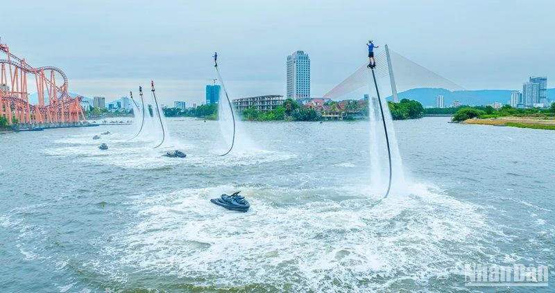 Gần 20 vận động viên, nghệ sĩ đang miệt mài luyện tập thể thao mạo hiểm Jetski & Flyboards trên sông Hàn Đà Nẵng. (Ảnh AD)
