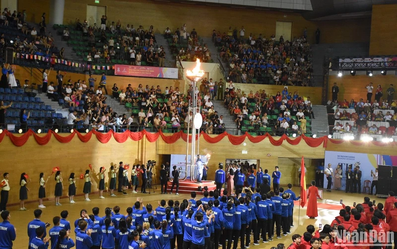 Phó Thủ tướng Trần Hồng Hà thực hiện nghi thức thắp sáng ngọn đuốc của Đại hội thể thao học sinh Đông Nam Á lần thứ 13 tại Việt Nam.