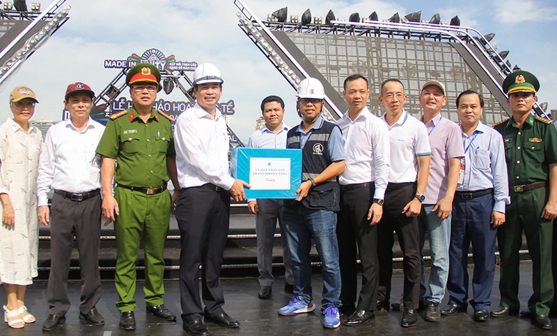 Chủ tịch Ủy ban nhân dân thành phố Đà Nẵng Lê Trung Chinh kiểm tra, động viên các lực lượng đang làm nhiệm vụ tại khu vực khán đài và sân khấu chính của DIFF 2024. (Ảnh: AD)