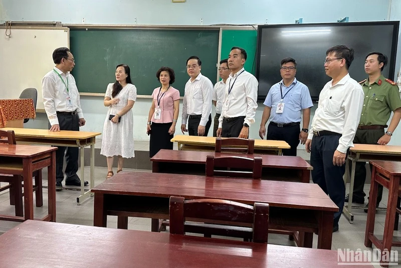 Thứ trưởng Giáo dục và Đào tạo Hoàng Minh Sơn và Đoàn công tác kiểm tra, thực tế một số Điểm thi tại TP Đà Nẵng sáng ngày 13/6. (Ảnh ANH ĐÀO)