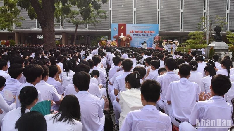 Lễ khai giảng năm học mới tại Trường trung học phổ thông Phan Châu Trinh, thành phố Đà Nẵng. (Ảnh: ANH ĐÀO)