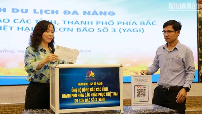 Ban Giám đốc Sở Du lịch thành phố Đà Nẵng trực tiếp ủng hộ đồng bào các tỉnh phía bắc tại chương trình. (Ảnh: ANH ĐÀO)