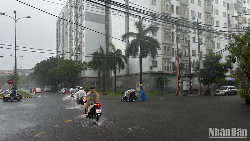 Mưa lớn gây ngập cục bộ tại một số tuyến đường trên địa bàn phường Nại Hiên Đông, quận Sơn Trà sáng ngày 18/9. (Ảnh: ANH ĐÀO)