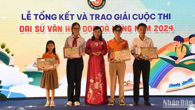 Bà Mai Thị Thu, Phó Trưởng Ban Tuyên giáo Thành ủy Đà Nẵng trao cúp và giấy chứng nhận cho các em học sinh xuất sắc giành Giải thưởng “Đại sứ Văn hóa đọc Đà Nẵng” năm 2024. (Ảnh: ANH ĐÀO)