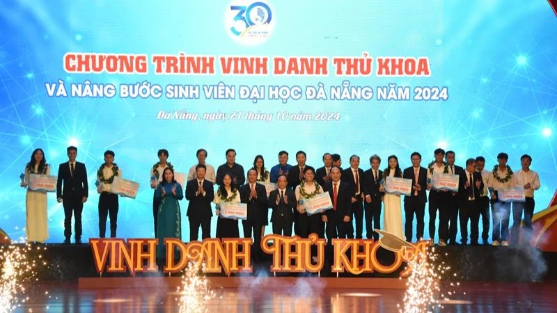 Đại học Đà Nẵng vinh danh các thủ khoa đầu vào các trường thành viên, đơn vị đào tạo trực thuộc. (Ảnh: ANH ĐÀO)