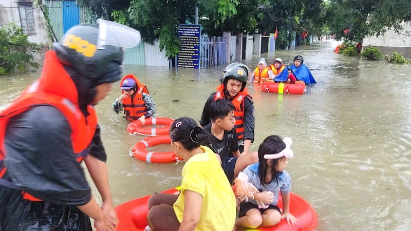 Cảnh sát Cơ động Công an thành phố Đà Nẵng di dời dân tổ 129 phường Hòa Minh, quận Liên Chiểu đi tránh lũ sáng ngày 14/10/2023. (Ảnh: ANH ĐÀO)