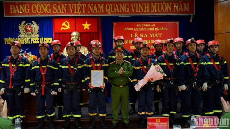 Công an thành phố Đà Nẵng tổ chức lễ ra mắt Tổ cảnh sát chữa cháy và cứu nạn, cứu hộ đặc biệt tinh nhuệ trên cạn và dưới nước, sáng ngày 31/10. (Ảnh: ANH ĐÀO)