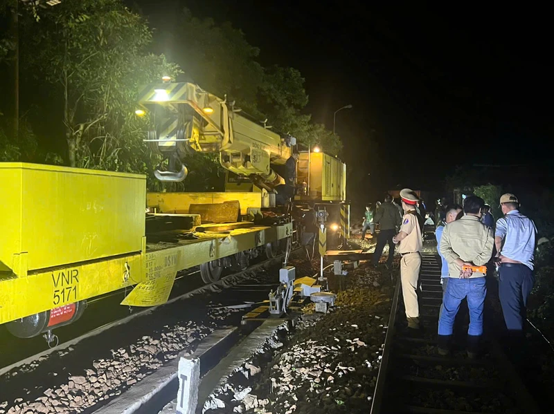 Lực lượng chức năng xuyên đêm xử lý vụ tàu hàng trật bánh khi đi qua đèo Hải Vân. Ảnh G.H.