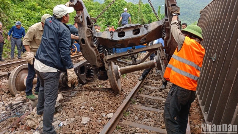 Các lực lượng chức năng đang nỗ lực giải phóng hiện trường vụ tàu hàng trật bánh ở đèo Hải Vân. (Ảnh: ANH ĐÀO)