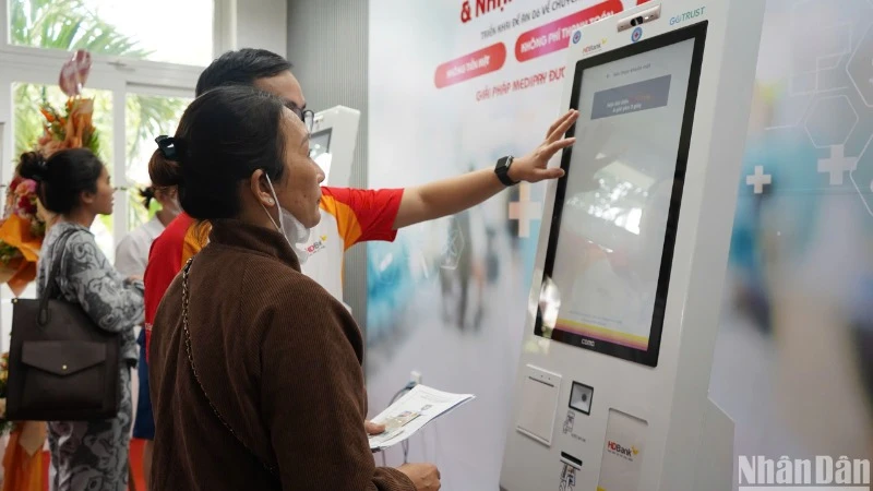 Bệnh nhân trải nghiệm hệ thống Kiosk Y Tế thông minh tại Bệnh viện Đà Nẵng. (Ảnh: ANH ĐÀO)