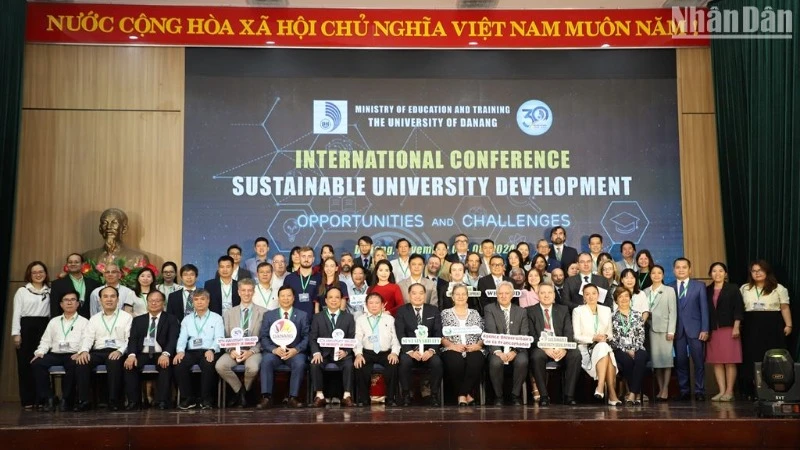 Các đại biểu tham dự khai mạc hội thảo “Phát triển đại học bền vững: Cơ hội và thách thức”. (Ảnh: ANH ĐÀO)