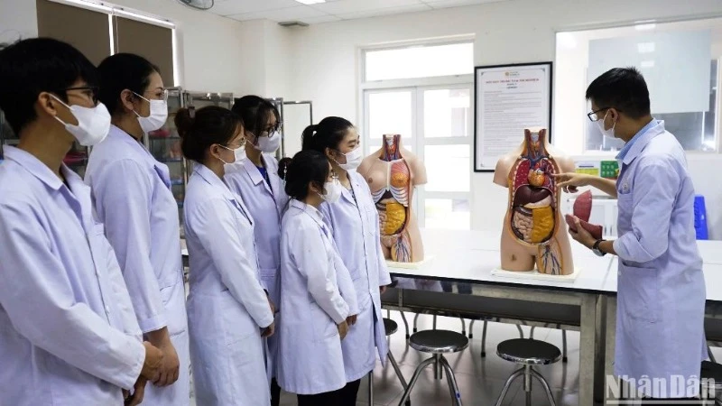 Sinh viên ngành Điều dưỡng, Trường đại học Đông Á trong giờ học thực hành tại phòng Lab. (Ảnh: ANH ĐÀO)