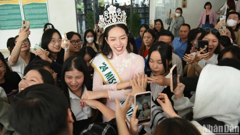 Miss International 2024 trong vòng tay các bạn sinh viên Trường đại học Ngoại ngữ, Đại học Đà Nẵng sáng ngày 27/11. (Ảnh: ANH ĐÀO)