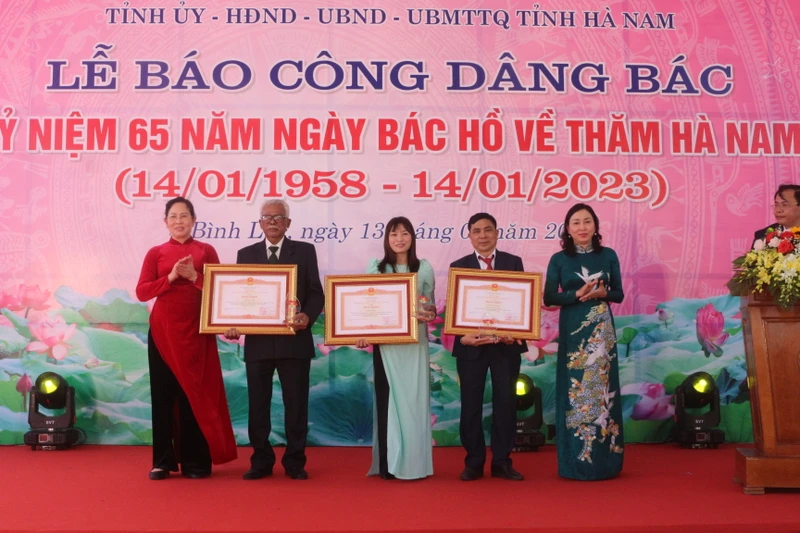  Các đồng chí lãnh đạo tỉnh Hà Nam tặng Bằng khen của Thủ tướng Chính phủ cho cá nhân tập có thành tích tiêu biểu trong học tập và làm theo tấm gương phong cách đạo đức HCM tại lễ kỷ niệm.