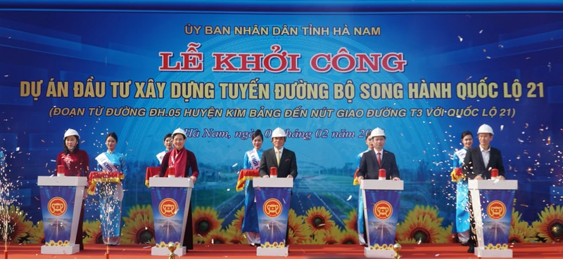 Phó Thủ tướng Chính phủ Trần Lưu Quang dự lễ Khởi công tuyến đường bộ song hành quốc lộ 21 tại tỉnh Hà Nam.