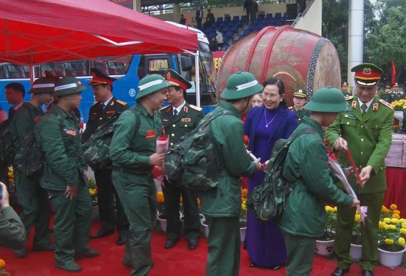 Các đồng chí lãnh đạo tỉnh Hà Nam và Bộ Công an tặng quà, động viên các tân binh lên đường nhập ngũ.