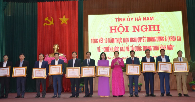 Đồng chí Bí thư Tỉnh ủy Hà Nam tặng Bằng khen của Ban Thường vụ Tỉnh ủy Hà Nam cho các tập thể, cá nhân có thành tích xuất sắc.