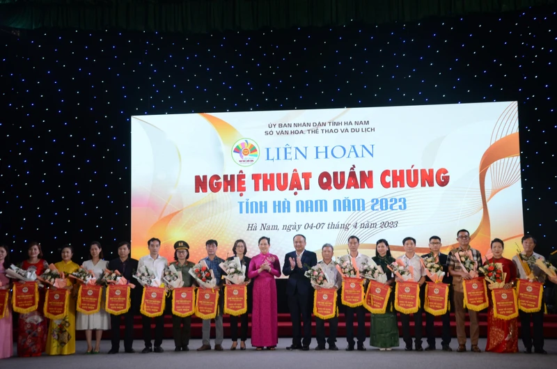 Đồng chí Bí thư Tỉnh ủy Hà Nam tặng Cờ lưu niệm cho các đoàn tham dự Liên hoan.