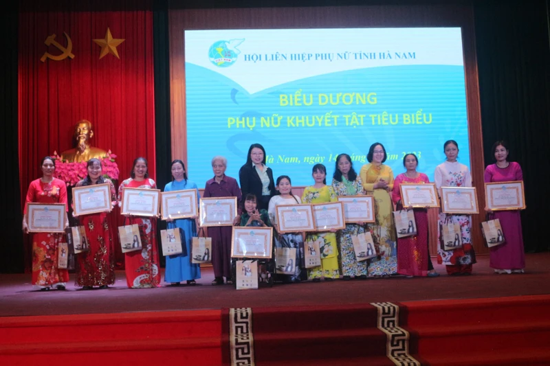 Lãnh đạo Hội Liên hiệp Phụ nữ tỉnh Hà Nam trao bằng khen cho các phụ nữ khuyết tật tiêu biểu.