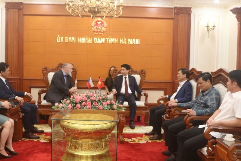 Chủ tịch Ủy ban nhân dân tỉnh Hà Nam tiếp Đại sứ Cộng hòa Séc tại Việt Nam Ngài Hynek Kmoníček.