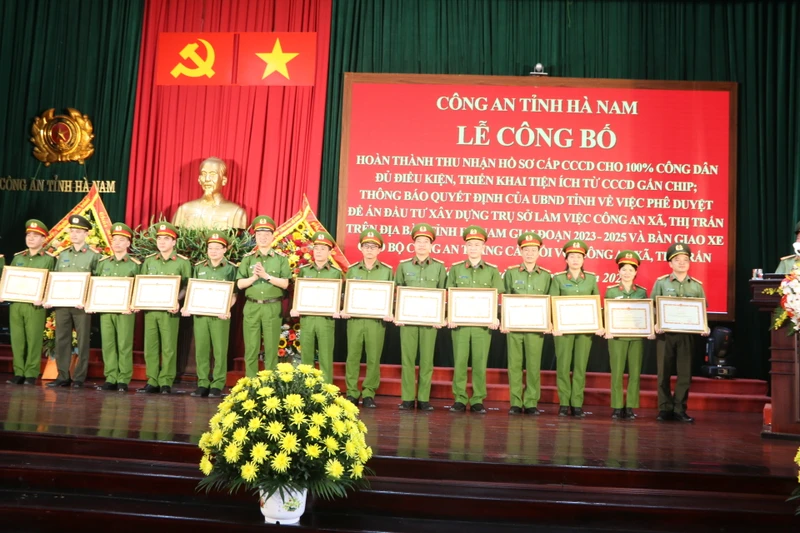 Trung tướng Nguyễn Duy Ngọc trao tặng Bằng khen của Bộ Công an cho đại diện các đơn vị hoàn thành xuất sắc nhiệm vụ trong thực hiện cấp thẻ CCCD, tài khoản định danh điện tử.