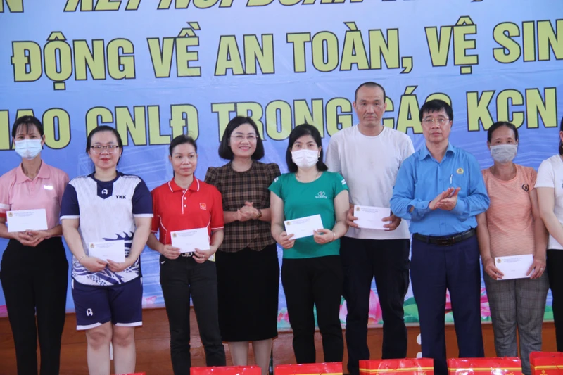 Lãnh đạo Liên đoàn Lao động tỉnh Hà Nam tặng quà cho công nhân lao động khó khăn năm 2023.