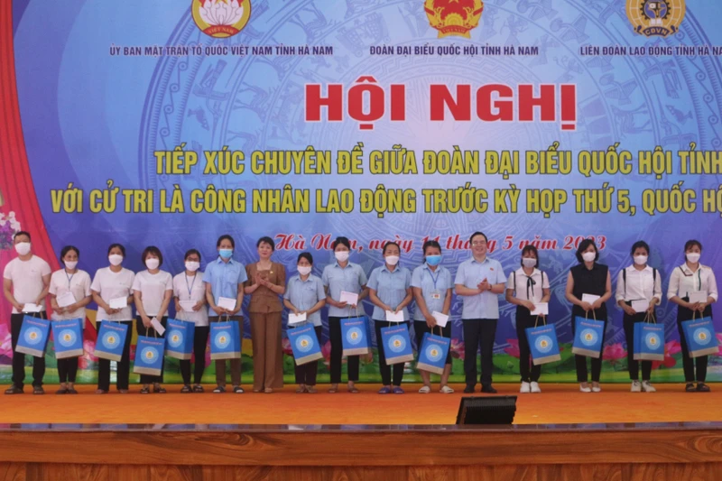 Trao quà của Tổng Liên đoàn Lao động Việt Nam cho công nhân người lao động khó khăn.