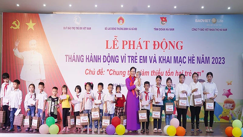 Đồng chí Bí thư Tỉnh ủy Hà Nam tặng quà cho các trẻ em có hoàn cảnh đặc biệt khó khăn.