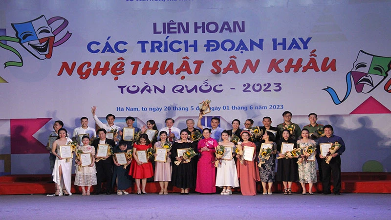 Đồng chí Bí thư Tỉnh ủy Hà Nam trao giải Vàng cho các diễn viên.