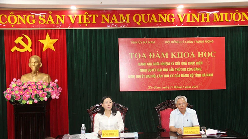Phó Chủ tịch Thường trực Hội đồng lý luận Trung ương và Phó Bí thư Thường trực Tỉnh ủy Hà Nam chủ trì Tọa đàm.