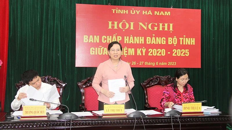 Các đồng chí Thường trực Tỉnh ủy Hà Nam chủ trì Hội nghị.