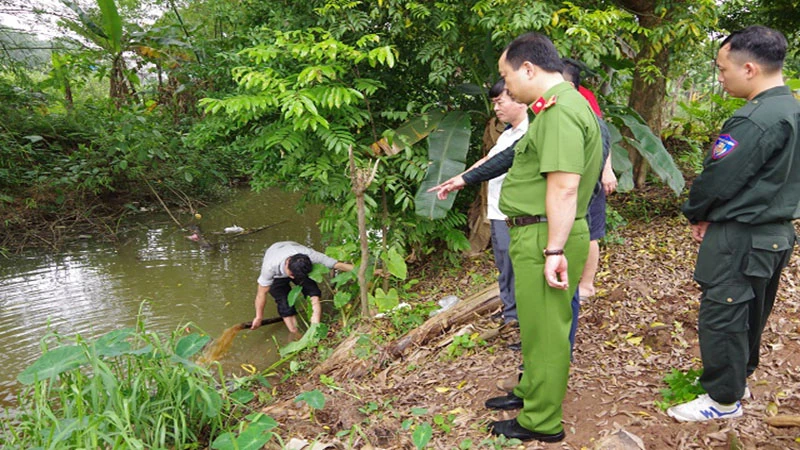 Cơ quan Công an bắt quả tang Công ty trách nhiệm hữu hạn dệt may Vũ Băng xả nước thải không qua xử lý ra sông Châu Giang.