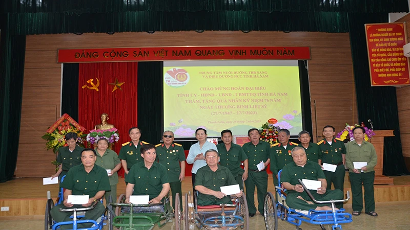 Đồng chí Bí thư Tỉnh ủy Hà Nam thăm, tặng quà tại Trung tâm nuôi dưỡng thương binh nặng và điều dưỡng người có công tỉnh Hà Nam.