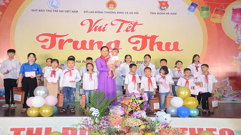 Đồng chí Bí thư Tỉnh ủy Hà Nam dự chương trình vui Tết Trung thu.
