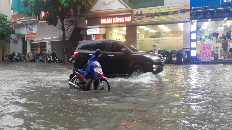 Mưa to gây ngập úng tại nhiều tuyến phố của thành phố Phủ Lý.