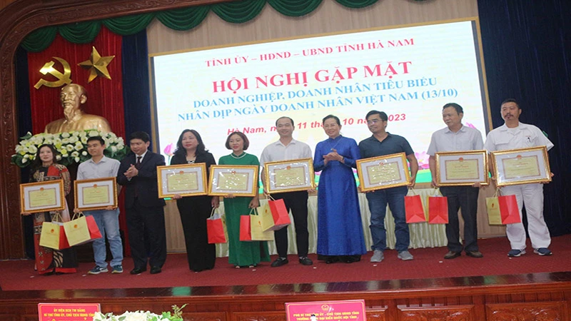 Các đồng chí lãnh đạo tỉnh Hà Nam khen thưởng, biểu dương các doanh nghiệp, doanh nhân tiêu biểu.