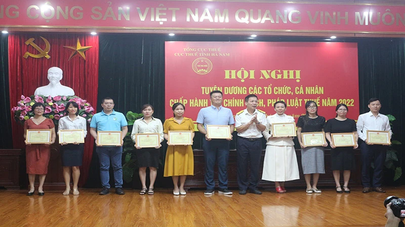 Lãnh đạo Cục Thuế tỉnh Hà Nam tặng giấy khen các tổ chức, cá nhân chấp hành tốt chính sách, pháp luật thuế năm 2022.