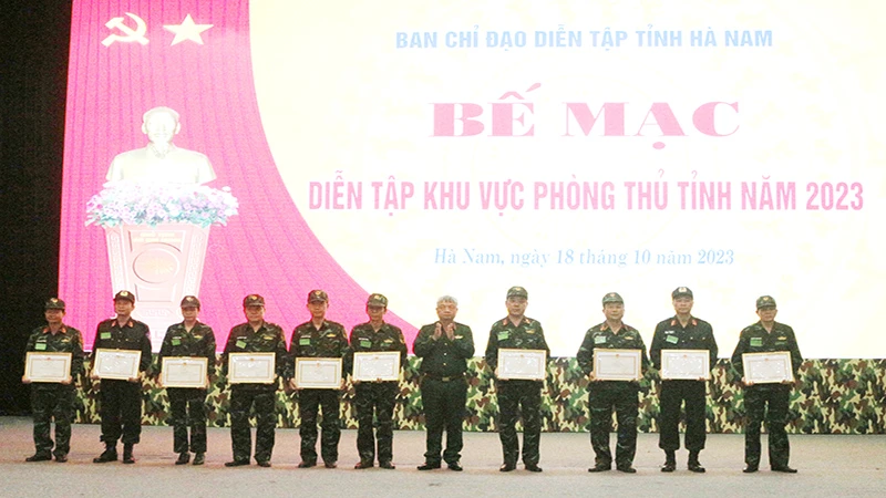 Trung tướng Nguyễn Quang Ngọc, Ủy viên Trung ương Đảng, Tư lệnh Quân khu 3, Trưởng Ban chỉ đạo diễn tập Quân khu 3 khen thưởng các tập thể, cá nhân có thành tích xuất sắc trong diễn tập.